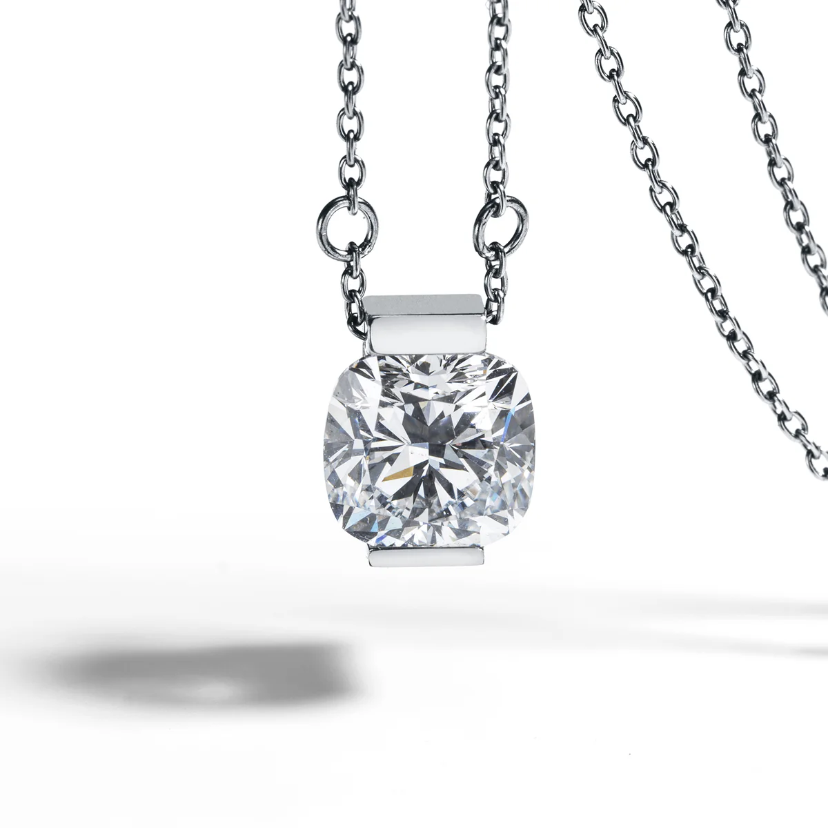 Halsschmuck, Schmuckanhänger, Colliers und Ketten